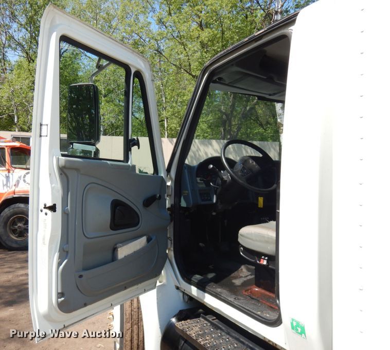 image for item IT9412 2002 International 4300  truck cab and chassis