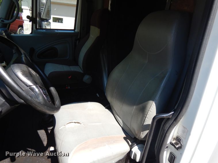 image for item IT9412 2002 International 4300  truck cab and chassis