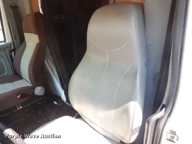 image for item IT9412 2002 International 4300  truck cab and chassis