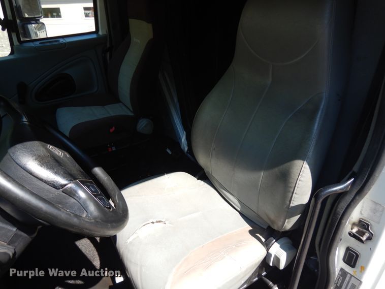 image for item IT9412 2002 International 4300  truck cab and chassis