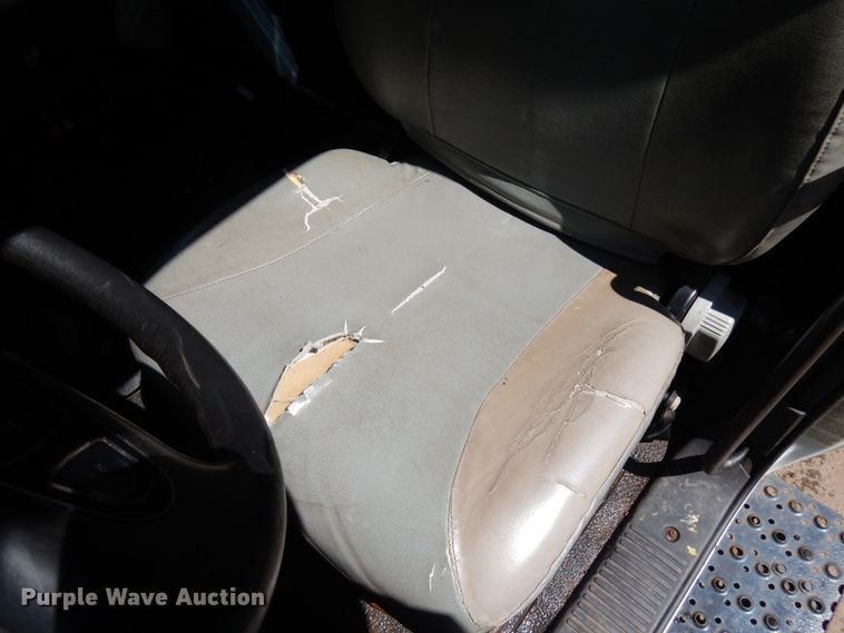 image for item IT9412 2002 International 4300  truck cab and chassis