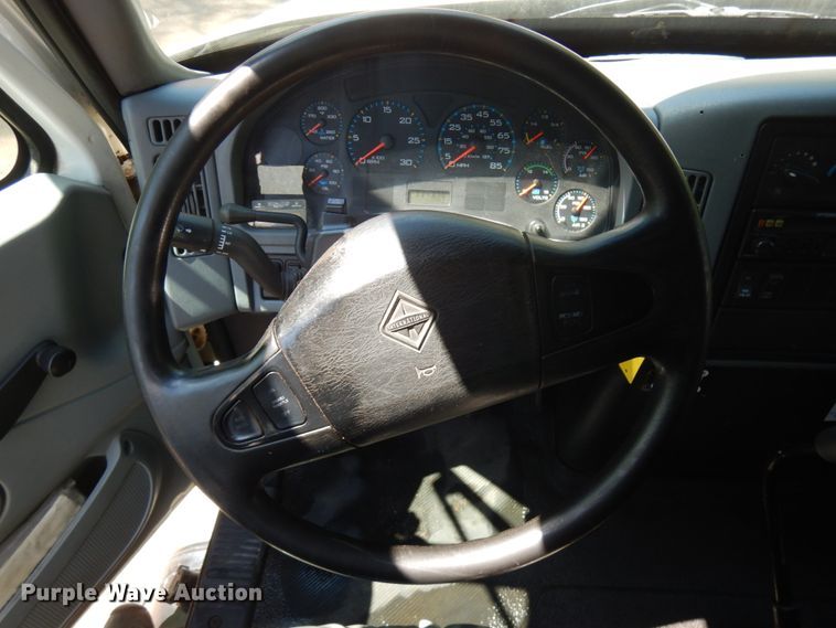 image for item IT9412 2002 International 4300  truck cab and chassis