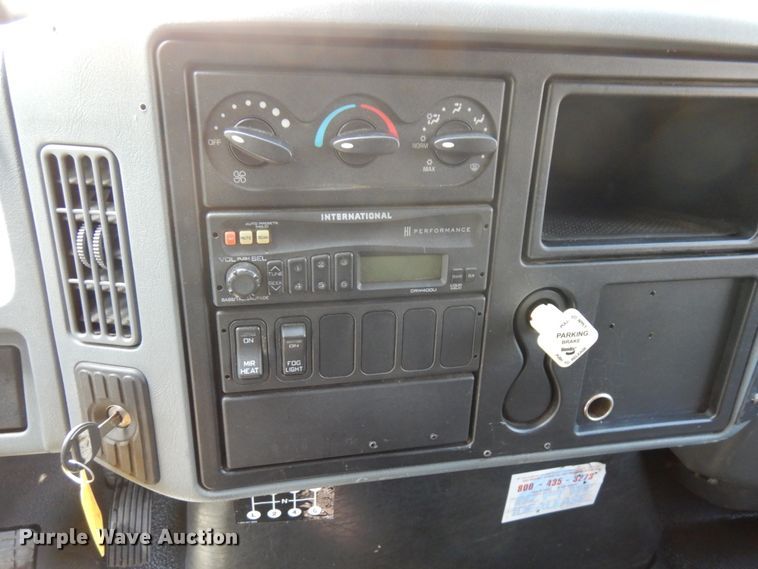 image for item IT9412 2002 International 4300  truck cab and chassis