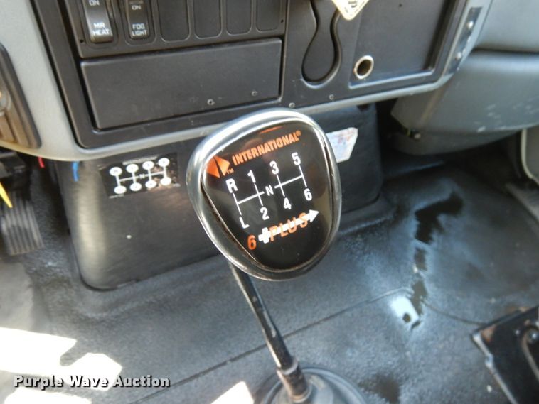 image for item IT9412 2002 International 4300  truck cab and chassis