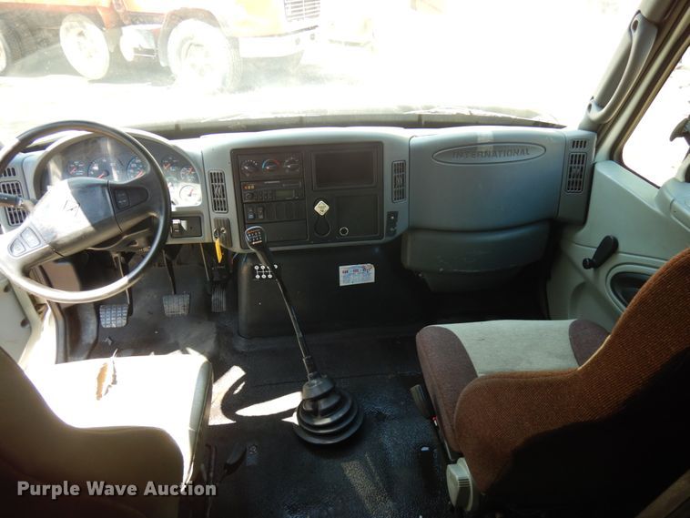 image for item IT9412 2002 International 4300  truck cab and chassis