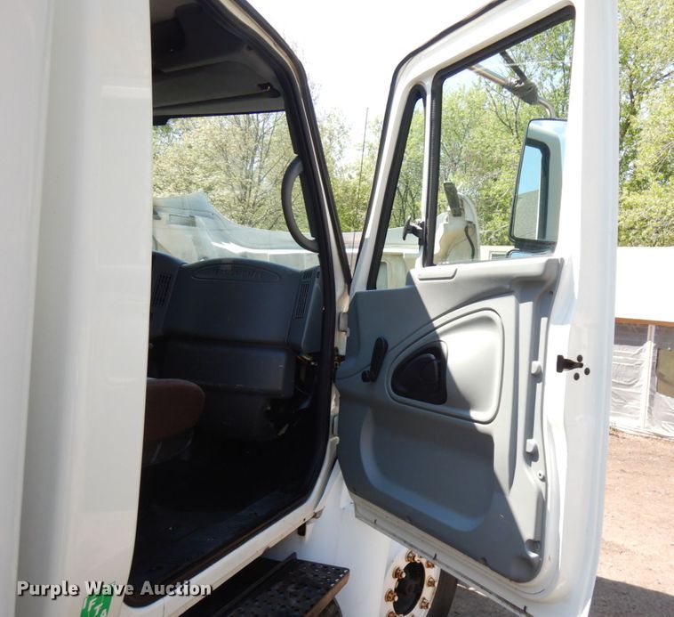 image for item IT9412 2002 International 4300  truck cab and chassis