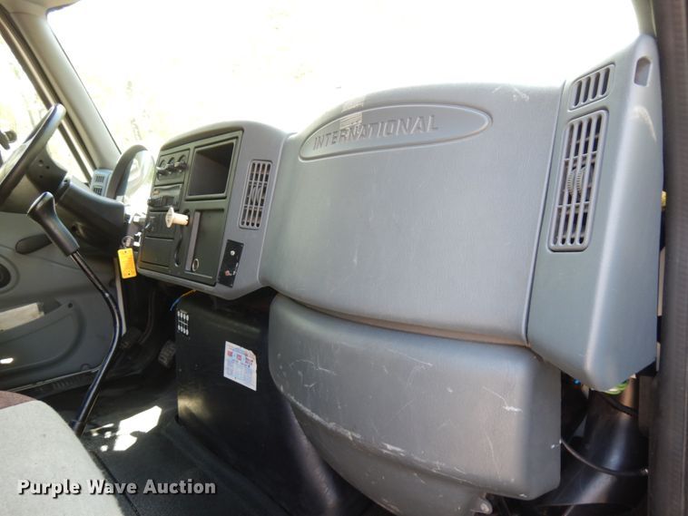 image for item IT9412 2002 International 4300  truck cab and chassis