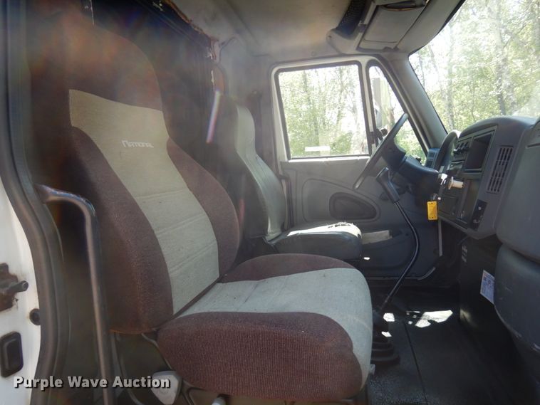 image for item IT9412 2002 International 4300  truck cab and chassis