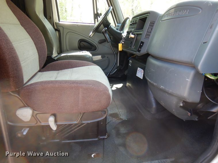 image for item IT9412 2002 International 4300  truck cab and chassis