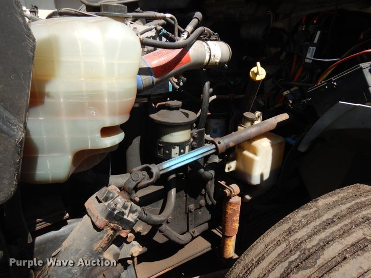 image for item IT9412 2002 International 4300  truck cab and chassis