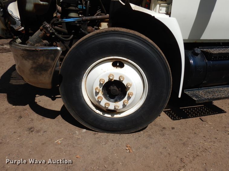 image for item IT9412 2002 International 4300  truck cab and chassis