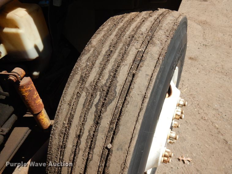 image for item IT9412 2002 International 4300  truck cab and chassis