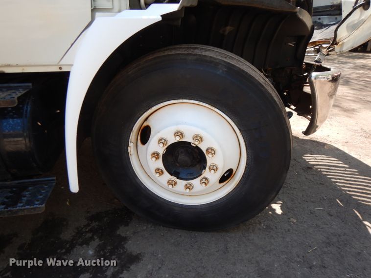 image for item IT9412 2002 International 4300  truck cab and chassis