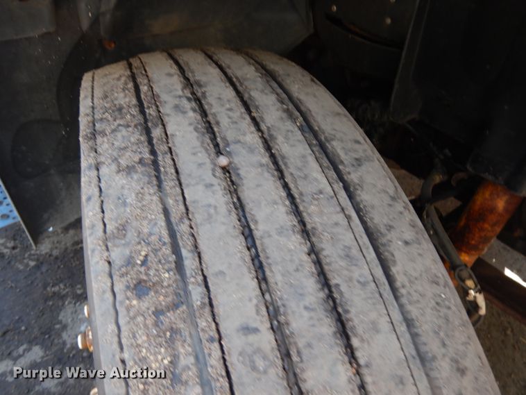 image for item IT9412 2002 International 4300  truck cab and chassis