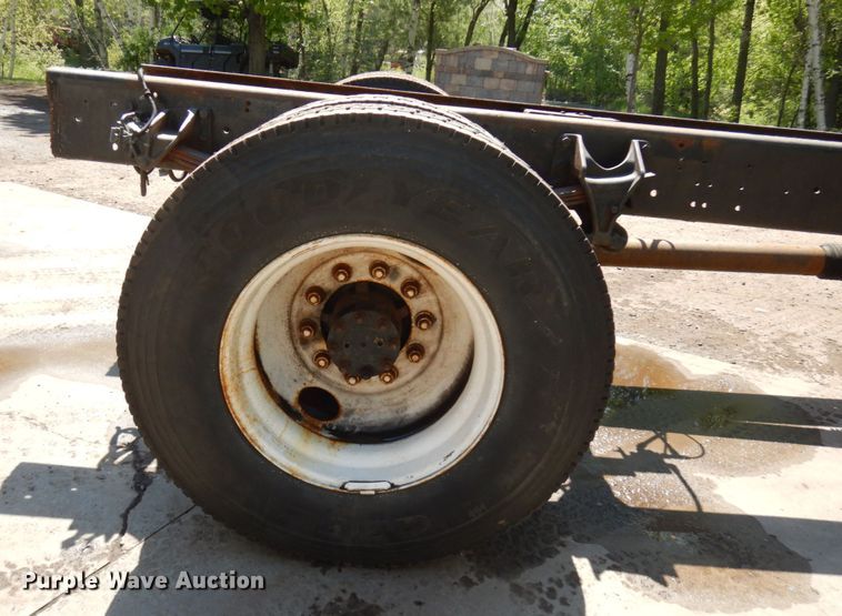 image for item IT9412 2002 International 4300  truck cab and chassis