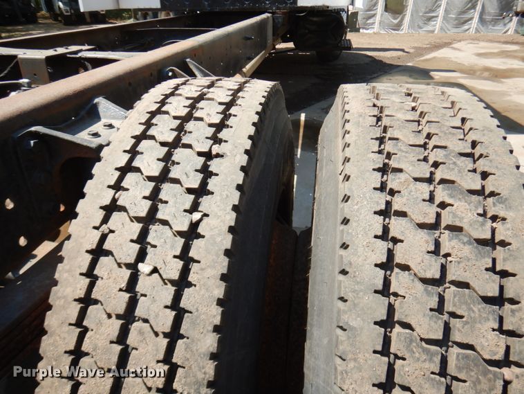 image for item IT9412 2002 International 4300  truck cab and chassis