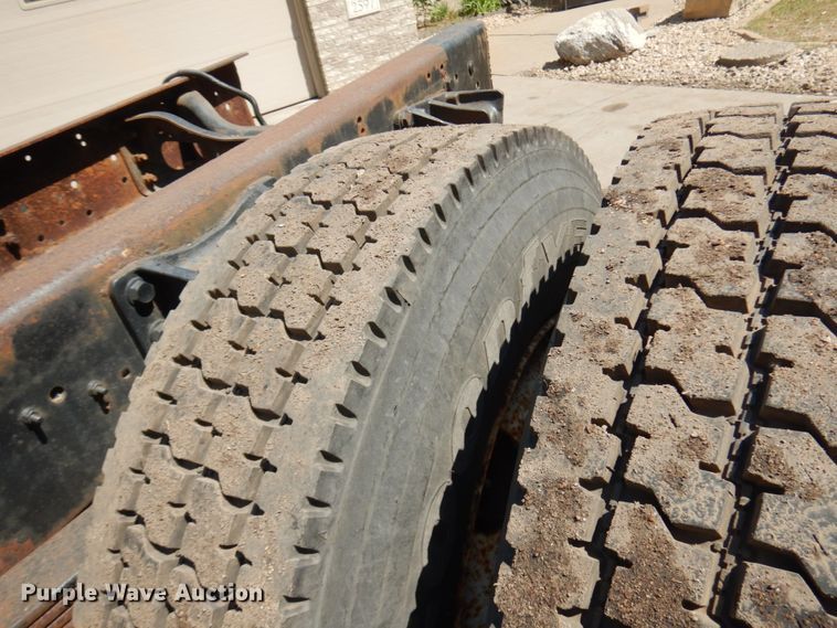 image for item IT9412 2002 International 4300  truck cab and chassis