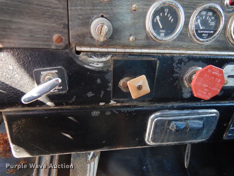 image for item IT9417 1972 Kenworth W923  semi truck