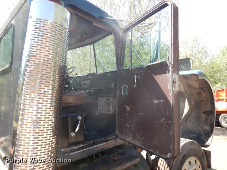 image for item IT9417 1972 Kenworth W923  semi truck