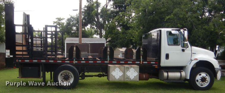image for item IT9545 2015 International 4400  flatbed truck