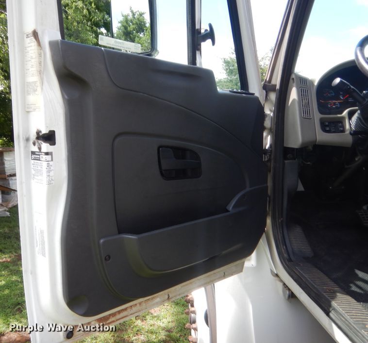 image for item IT9545 2015 International 4400  flatbed truck