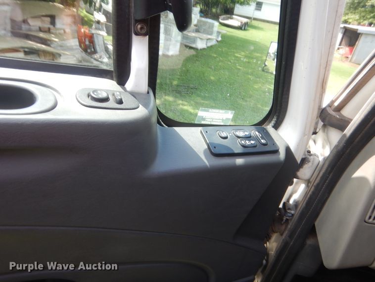 image for item IT9545 2015 International 4400  flatbed truck