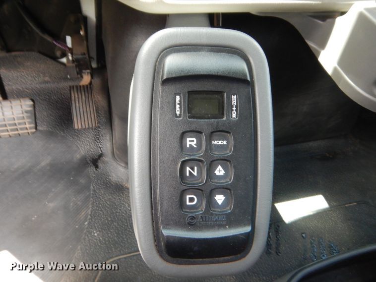 image for item IT9545 2015 International 4400  flatbed truck