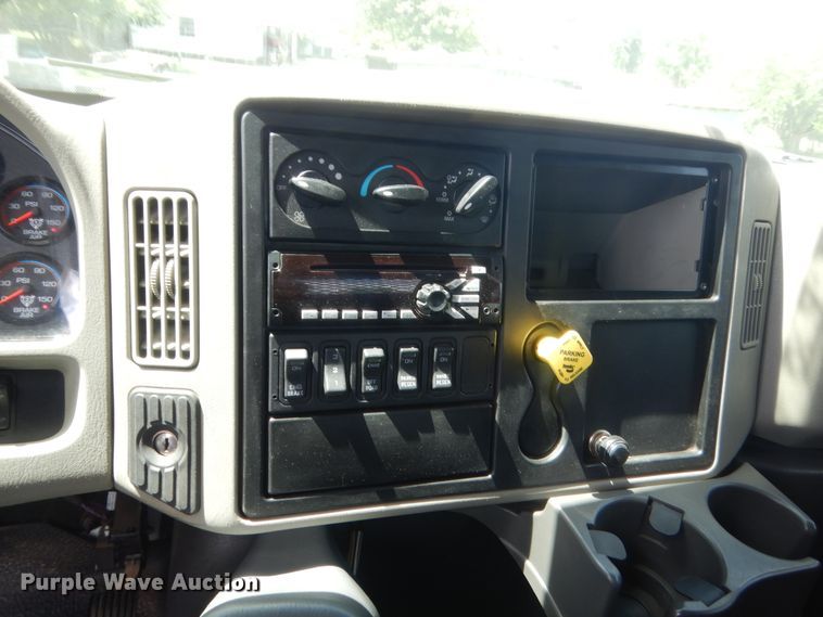 image for item IT9545 2015 International 4400  flatbed truck