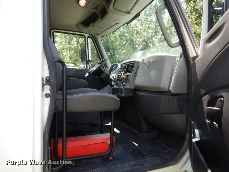 image for item IT9545 2015 International 4400  flatbed truck