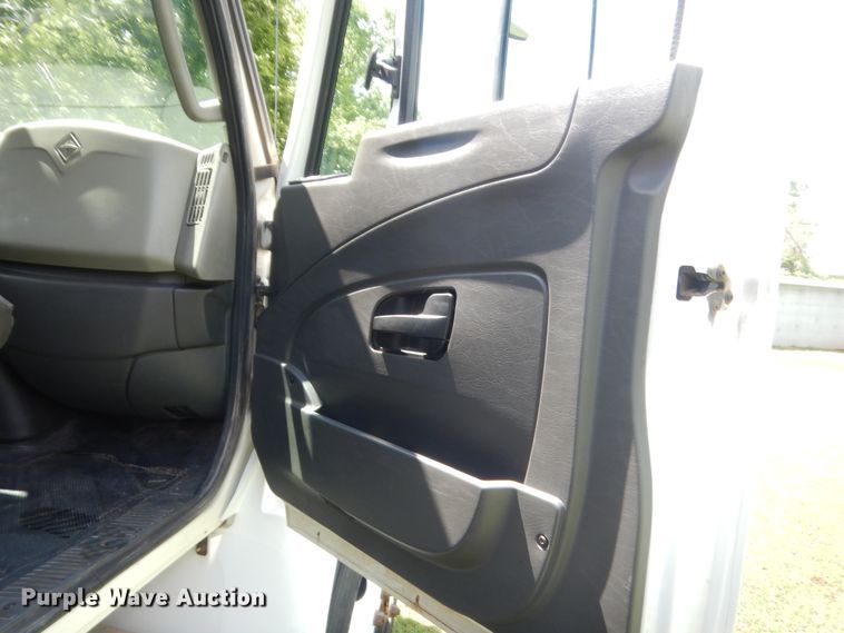 image for item IT9545 2015 International 4400  flatbed truck