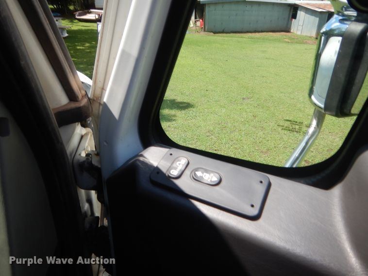 image for item IT9545 2015 International 4400  flatbed truck