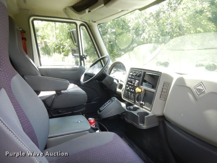 image for item IT9545 2015 International 4400  flatbed truck