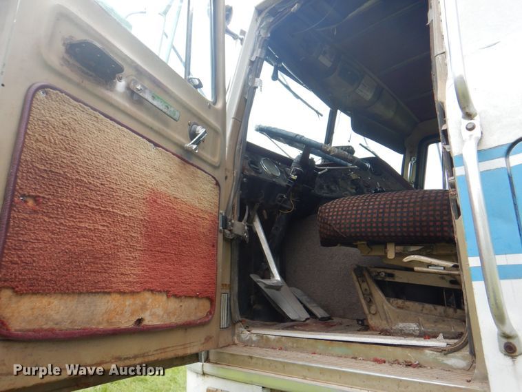 image for item JY9735 1975 International Transtar II  semi truck