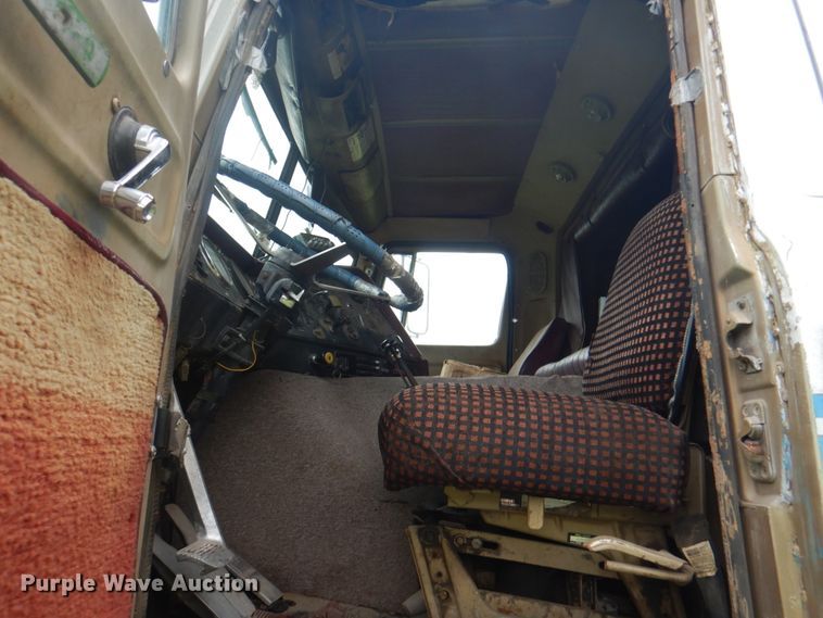 image for item JY9735 1975 International Transtar II  semi truck