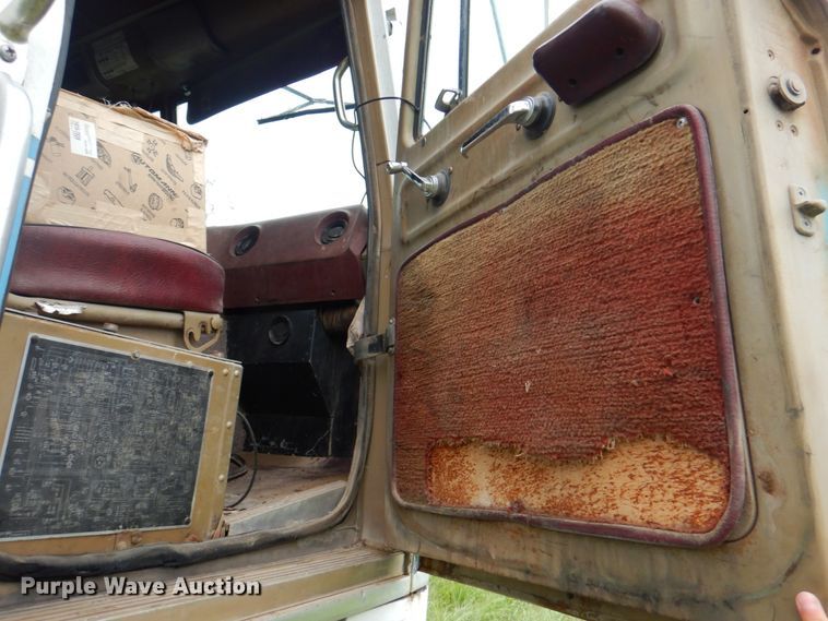 image for item JY9735 1975 International Transtar II  semi truck