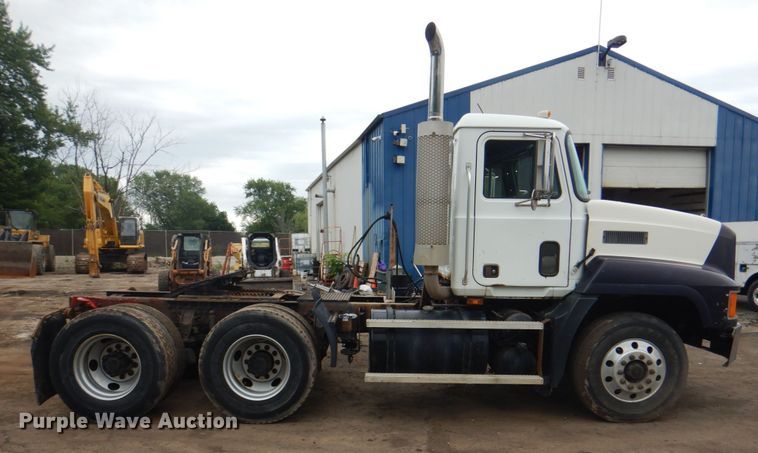 image for item JY9809 1999 Mack CH613  semi truck