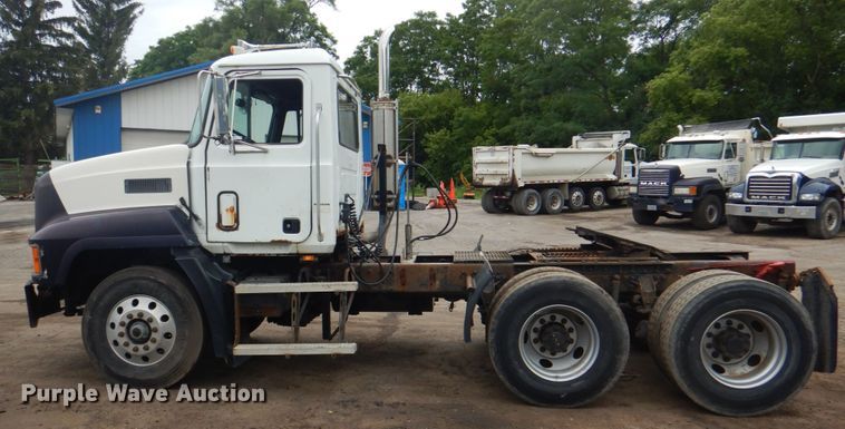 image for item JY9809 1999 Mack CH613  semi truck