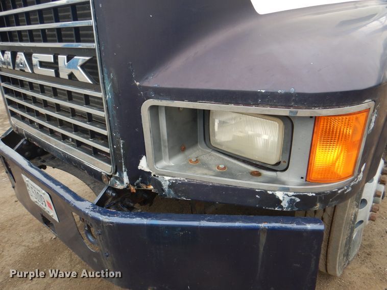 image for item JY9809 1999 Mack CH613  semi truck