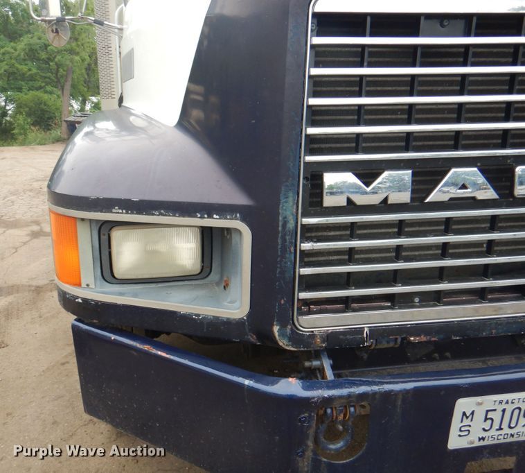 image for item JY9809 1999 Mack CH613  semi truck