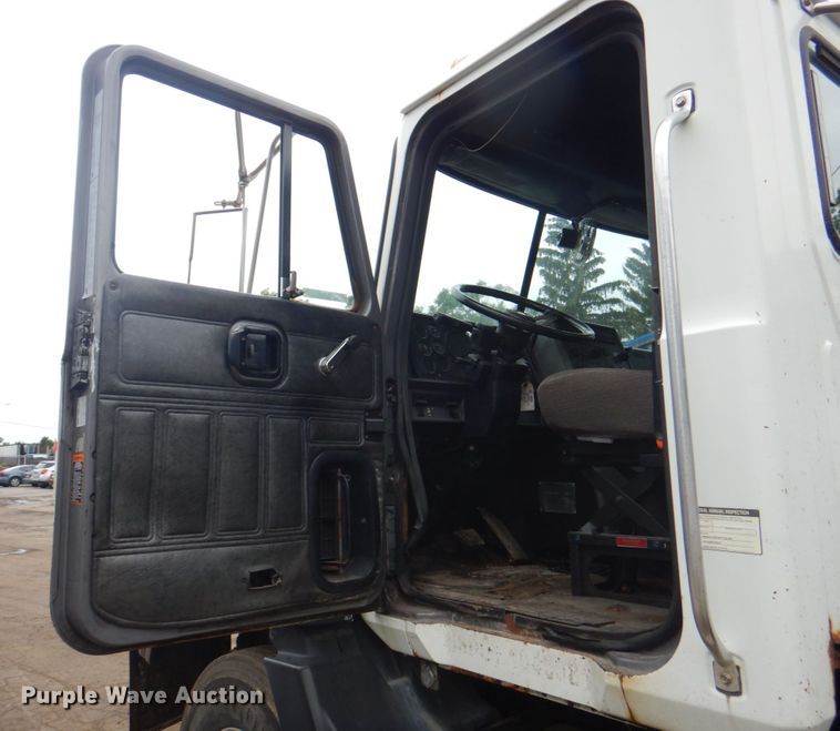 image for item JY9809 1999 Mack CH613  semi truck