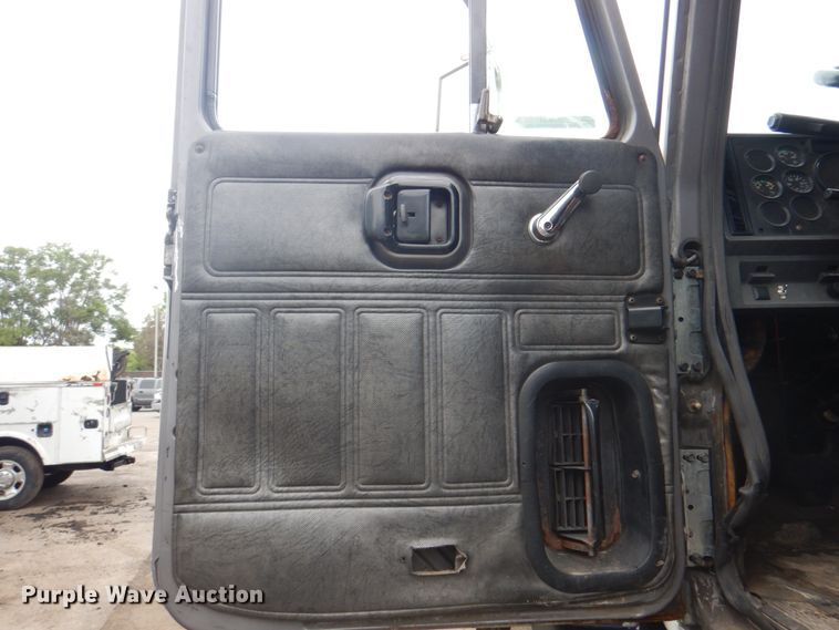 image for item JY9809 1999 Mack CH613  semi truck