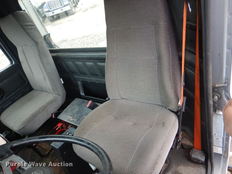 image for item JY9809 1999 Mack CH613  semi truck