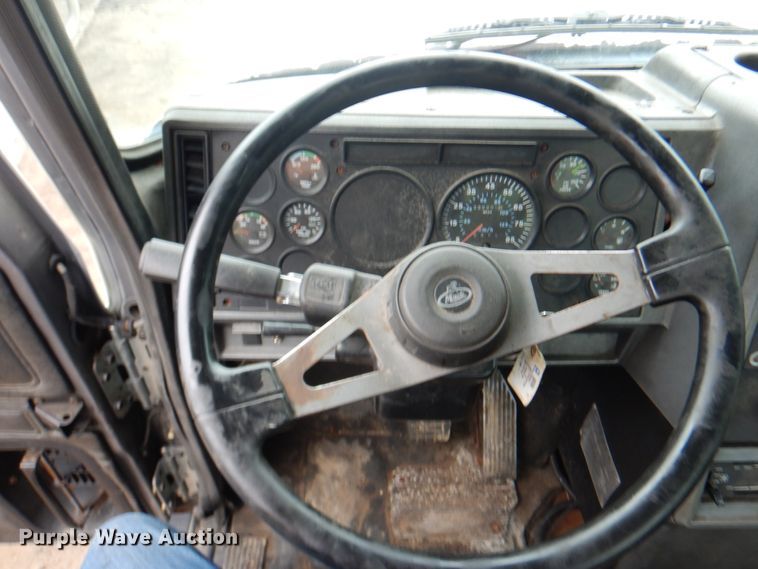 image for item JY9809 1999 Mack CH613  semi truck