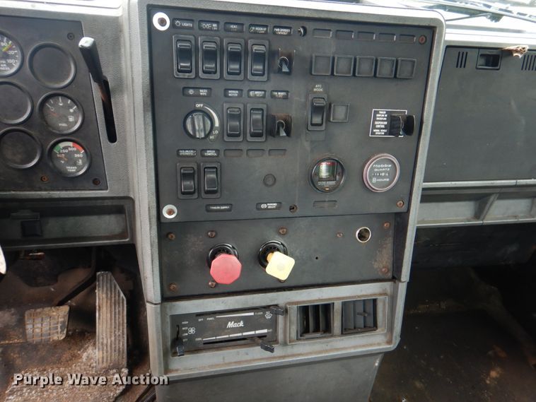 image for item JY9809 1999 Mack CH613  semi truck