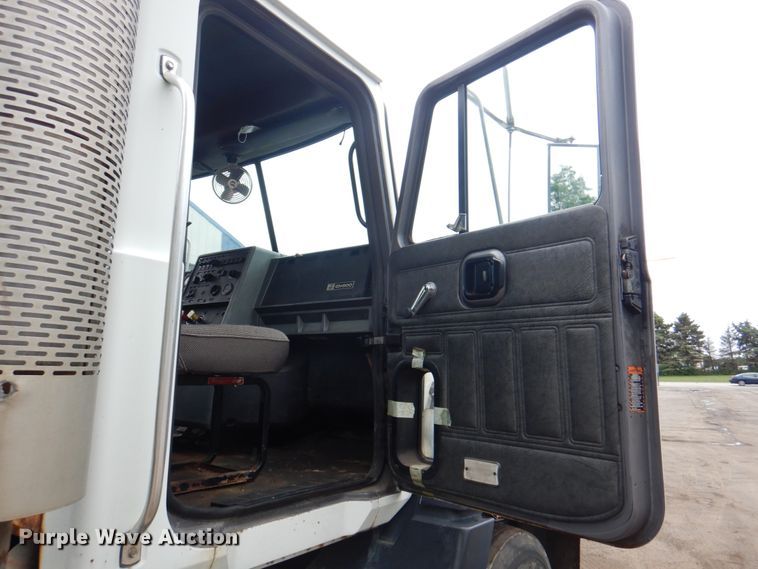 image for item JY9809 1999 Mack CH613  semi truck