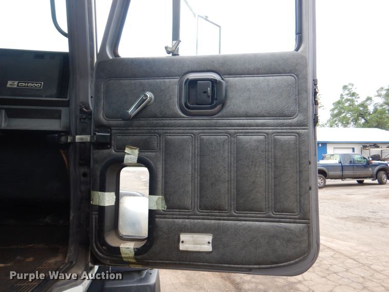 image for item JY9809 1999 Mack CH613  semi truck