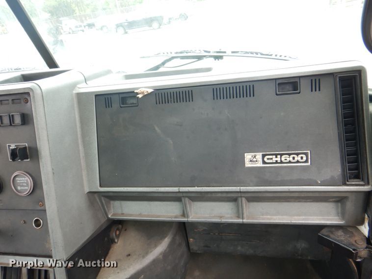 image for item JY9809 1999 Mack CH613  semi truck