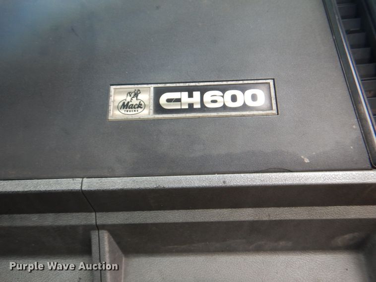 image for item JY9809 1999 Mack CH613  semi truck