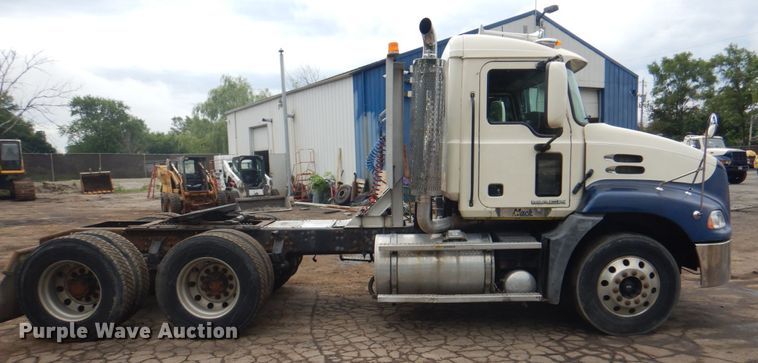 image for item JY9813 2007 Mack CXP613  semi truck