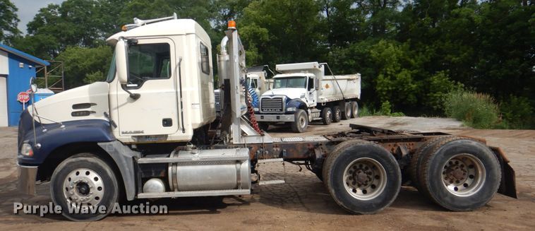 image for item JY9813 2007 Mack CXP613  semi truck